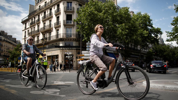 Người Pháp được tặng gần 100 triệu khi đổi xe xăng dầu sang xe đạp điện - Ảnh 1.
