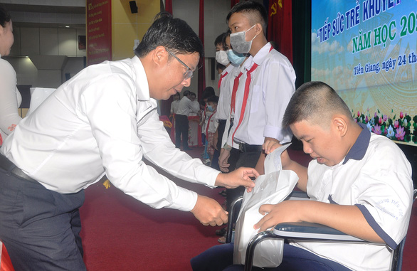 Tiền Giang trao 332 học bổng cho trẻ em khuyết tật, mồ côi - Ảnh 1.