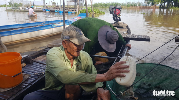 Nước lũ tràn đồng, người dân vùng biên tất bật đánh bắt cá - Ảnh 3.