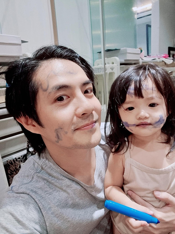 Ảnh vui sao Việt 24-8: Đông Nhi ‘té ngửa’ khi để chồng ở nhà trông con - Ảnh 1. Ảnh vui sao Việt 24-8: Đông Nhi ‘té ngửa’ khi để chồng ở nhà trông con - Ảnh 1.
