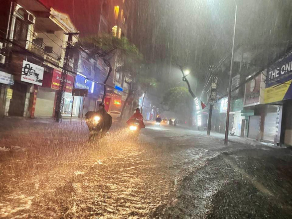 Quảng Ninh, Hải Phòng mưa rất lớn, cây gãy đổ, khuyến cáo người dân không ra đường - Ảnh 4.