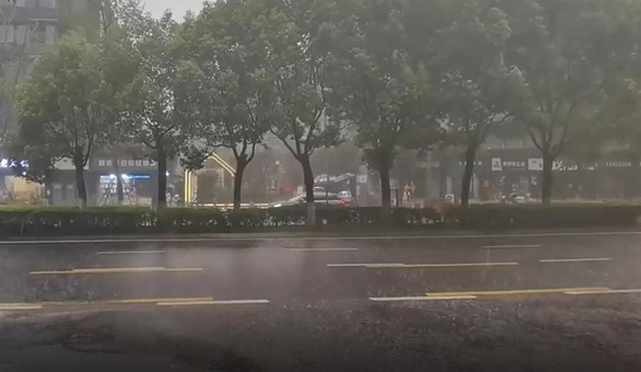 Happy Chinese people shed tears because it finally rains in Chengdu - Photo 4.