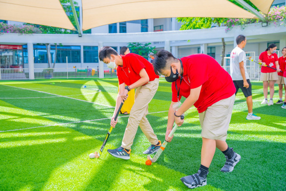 Giáo viên mới lạ trong trang phục các nước, học sinh thử sức chơi hockey ngày tựu trường - Ảnh 4.