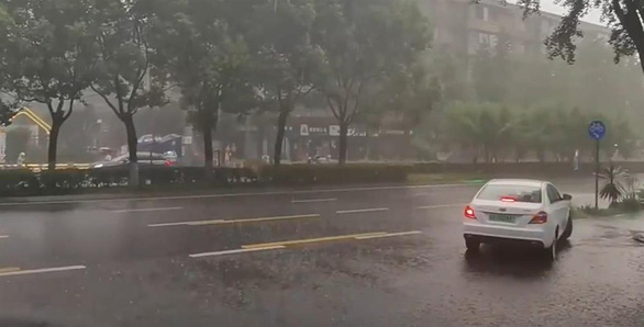 Dân Trung Quốc mừng rơi nước mắt vì 'cuối cùng trời cũng mưa ở Thành Đô'
