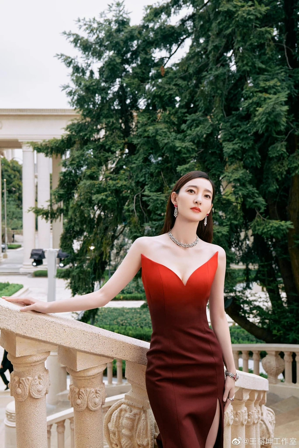 Quả hất chân túm váy thần tốc của Thư Kỳ trên thảm đỏ gây bão - Ảnh 7. Quả hất chân túm váy thần tốc của Thư Kỳ trên thảm đỏ gây bão - Ảnh 7.