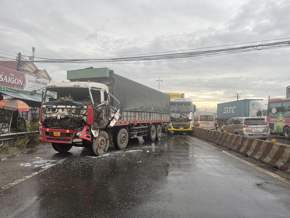 Tai nạn giao thông ở Tiền Giang, kẹt xe hàng chục cây số qua tận Vĩnh Long - Ảnh 1.