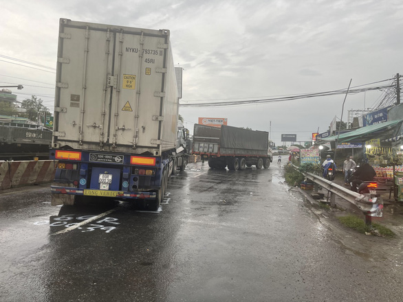 Tai nạn giao thông ở Tiền Giang, kẹt xe hàng chục cây số qua tận Vĩnh Long - Ảnh 2.