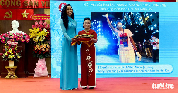 Hoa hậu H’Hen Niê trao tặng kỷ vật chống dịch COVID-19 cho bảo tàng - Ảnh 1.