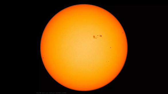 Vết đen Mặt trời tăng kích thước nhanh chóng và đang hướng thẳng về phía Trái đất - Ảnh 1.