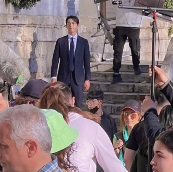 Fan hốt hoảng tạo hình của Song Joong Ki trong phim mới về tài phiệt - Ảnh 2. Fan hốt hoảng tạo hình của Song Joong Ki trong phim mới về tài phiệt - Ảnh 2.