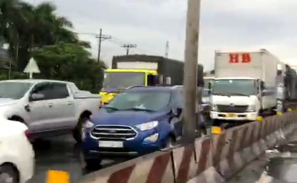 Tai nạn giao thông ở Tiền Giang, kẹt xe hàng chục cây số qua tận Vĩnh Long - Ảnh 3.