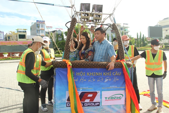 Lần đầu tiên khinh khí cầu bay trên bầu trời TP Thanh Hóa - Ảnh 4. Lần đầu tiên khinh khí cầu bay trên bầu trời TP Thanh Hóa - Ảnh 4.