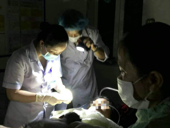 Lưới điện bệnh viện bị sự cố, bác sĩ soi đèn pin đỡ đẻ cho sản phụ sinh 3 - Ảnh 1.