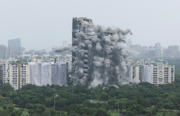 Video Ấn Độ cho nổ sập tháp đôi 100m xây trái phép trong vài giây - Ảnh 1.