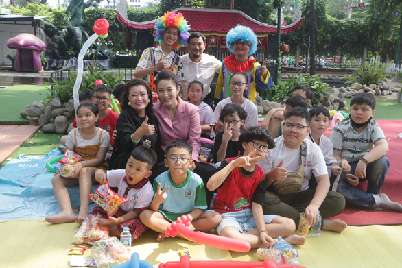 Nghệ sĩ Kim Cương đưa 100 trẻ em thiệt thòi trong đại dịch COVID-19 đi xem xiếc - Ảnh 2.