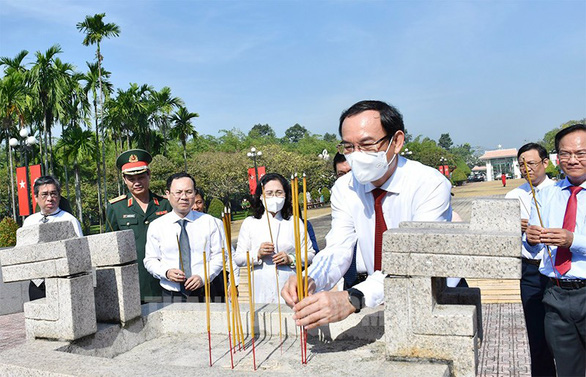 Nguyên Chủ tịch nước, lãnh đạo TP.HCM dâng hương tại các di tích lịch sử huyện Hóc Môn - Ảnh 3.