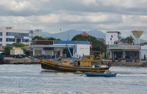 Ngư dân Bình Thuận khốn đốn tìm dầu đi biển, nhiều nơi từ chối bán - Ảnh 2.