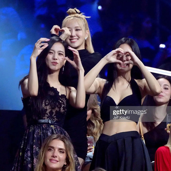 Lisa Blackpink trở thành nghệ sĩ solo K-pop đầu tiên thắng giải VMAs - Ảnh 4. Lisa Blackpink trở thành nghệ sĩ solo K-pop đầu tiên thắng giải VMAs - Ảnh 4.