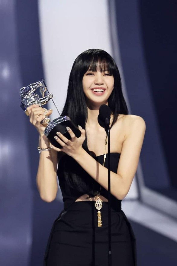Lisa Blackpink trở thành nghệ sĩ solo K-pop đầu tiên thắng giải VMAs - Ảnh 2. Lisa Blackpink trở thành nghệ sĩ solo K-pop đầu tiên thắng giải VMAs - Ảnh 2.