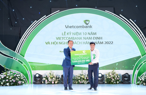 Vietcombank trao 5 tỉ đồng hỗ trợ xây dựng trường học ở tỉnh Nam Định - Ảnh 1.
