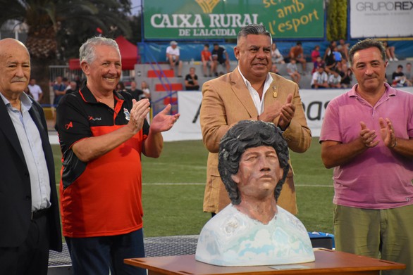 Tượng vinh danh Maradona xấu tới mức... không nhận ra - Ảnh 1. Tượng vinh danh Maradona xấu tới mức... không nhận ra - Ảnh 1.