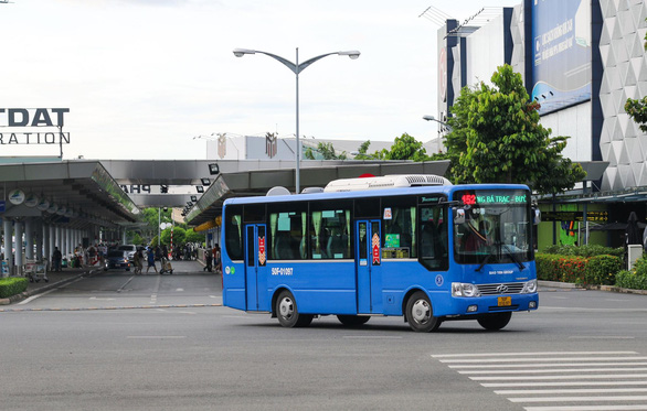 Kiến nghị làm bãi đậu xe rộng 3.500m2 ở cửa ngõ sân bay Tân Sơn Nhất - Ảnh 1.