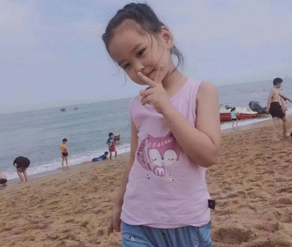 Cảnh sát tốt bụng diễu hành dàn mô tô khủng hộ tống cô bé 7 tuổi mắc ung thư - Ảnh 2. Cảnh sát tốt bụng diễu hành dàn mô tô khủng hộ tống cô bé 7 tuổi mắc ung thư - Ảnh 2.