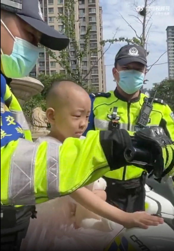 Cảnh sát tốt bụng diễu hành dàn mô tô khủng hộ tống cô bé 7 tuổi mắc ung thư - Ảnh 4.