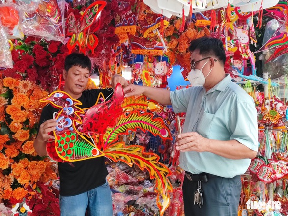 Đón Trung thu 2022: Lồng đèn Việt áp đảo hoàn toàn hàng Trung Quốc - Ảnh 2. Đón Trung thu 2022: Lồng đèn Việt áp đảo hoàn toàn hàng Trung Quốc - Ảnh 2.