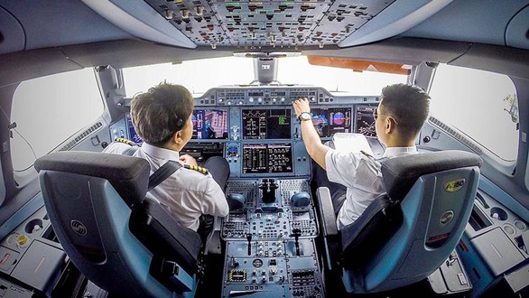 Hành khách rớt hồn vì hai phi công mải mê tác động vật lý trong buồng lái - Ảnh 1. Hành khách rớt hồn vì hai phi công mải mê tác động vật lý trong buồng lái - Ảnh 1.