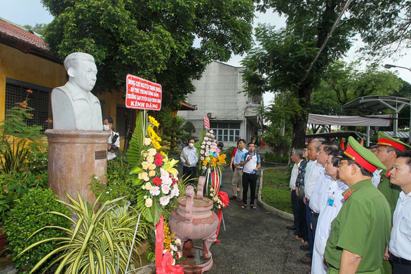 Trưởng Ban Tuyên giáo Trung ương dâng hương Chủ tịch Hồ Chí Minh, Tổng bí thư Trần Phú tại TP.HCM - Ảnh 2.