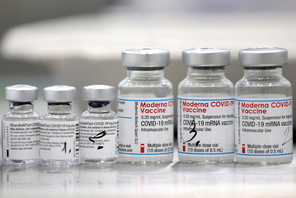 Mỹ cấp phép vắc xin tăng cường ngừa Omicron của Pfizer và Moderna - Ảnh 1.