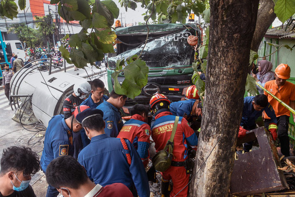 Xe tải lao vào trạm xe buýt tại Indonesia khiến 10 người chết - Ảnh 1.