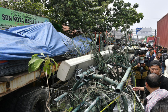 Xe tải lao vào trạm xe buýt tại Indonesia khiến 10 người chết - Ảnh 2.