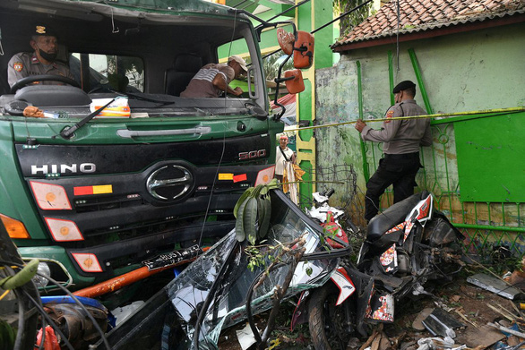 Xe tải lao vào trạm xe buýt tại Indonesia khiến 10 người chết - Ảnh 3.