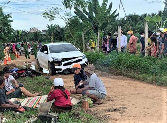 Bắt người lái xe hơi đuổi theo tông thẳng xe máy làm 2 người chết - Ảnh 2.