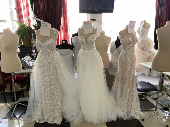 Bất chấp chiến tranh, công nghiệp áo cưới của Ukraine vẫn phát triển - Ảnh 1.