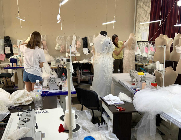 Bất chấp chiến tranh, công nghiệp áo cưới của Ukraine vẫn phát triển - Ảnh 4.