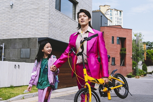 Kim Woo Bin đóng 4 vai trong Cuộc chiến xuyên không khiến fan nữ đổ rầm - Ảnh 4. Kim Woo Bin đóng 4 vai trong Cuộc chiến xuyên không khiến fan nữ đổ rầm - Ảnh 4.