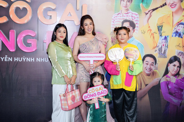Đại Nghĩa, Huỳnh Như, Ngọc Hoa khiến khán giả ‘cười bò’ trong sitcom ‘Cô gái Bông Đào’ - Ảnh 2.