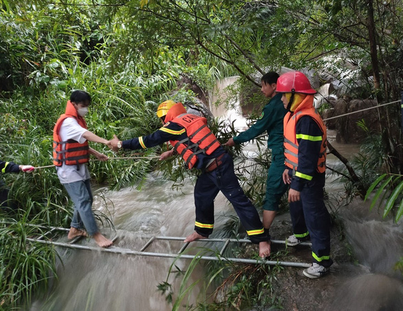 Cảnh sát giải cứu 23 người mắc kẹt tại suối do mưa to, nước chảy xiết - Ảnh 1.
