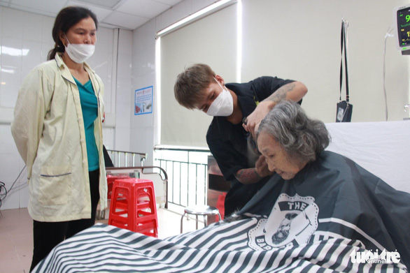 In the hospital for a long time, he couldn't cut his hair, a young man took care of it - Photo 2.