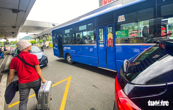 Phải mở đường cho xe buýt vào sân bay Tân Sơn Nhất - Ảnh 1.