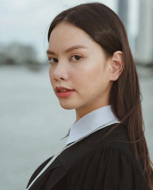 Netizen cười cợt hình ảnh chưa dao kéo của tân Hoa hậu Hoàn vũ Thái Lan - Ảnh 2. Netizen cười cợt hình ảnh chưa dao kéo của tân Hoa hậu Hoàn vũ Thái Lan - Ảnh 2.