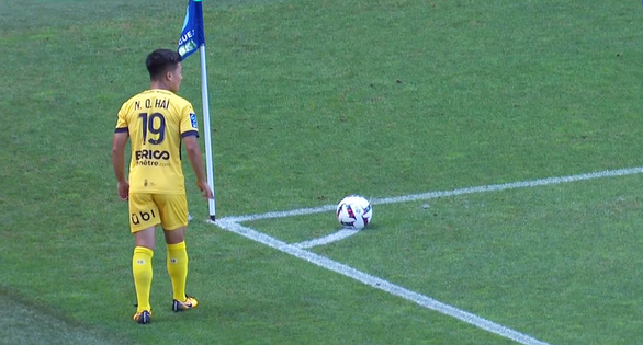 Quang Hải được giao nhiệm vụ thực hiện các quả phạt góc của Pau FC - Ảnh 2.