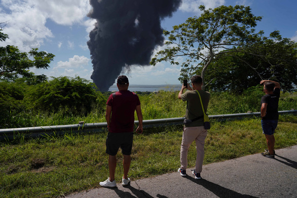 77 người bị thương, 17 lính cứu hỏa mất tích trong vụ cháy kho dầu ở Cuba - Ảnh 3.