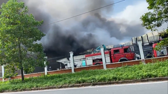 Cháy lớn ở Khu công nghiệp Quang Minh, 30 xe cứu hỏa chữa cháy - Ảnh 2.