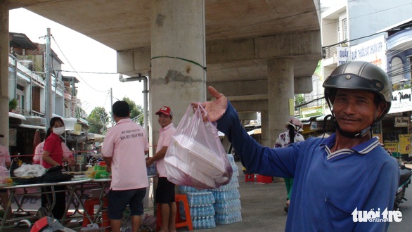 Hàng ngàn suất cơm 0 đồng tặng bà con Tháp Mười mừng Vu lan - Ảnh 2.