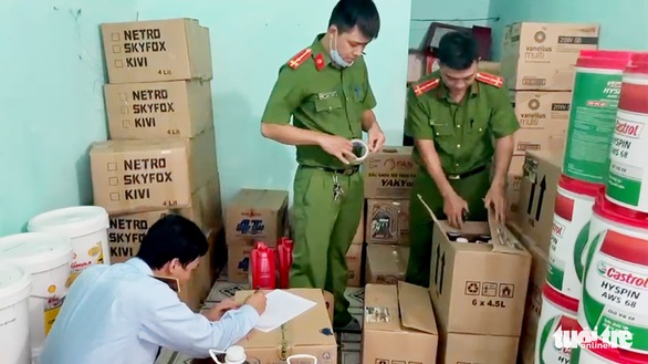 Phát hiện khoảng 23.000 lít dầu nhớt có dấu hiệu giả các thương hiệu nổi tiếng - Ảnh 1. Phát hiện khoảng 23.000 lít dầu nhớt có dấu hiệu giả các thương hiệu nổi tiếng - Ảnh 1.