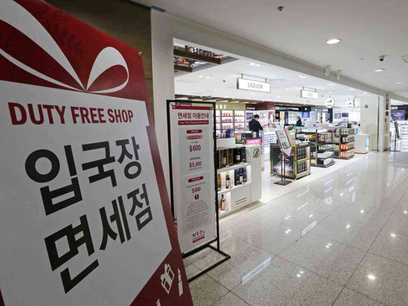 Hàn Quốc nâng giới hạn mua hàng miễn thuế cho du khách lên 800 USD - Ảnh 1.